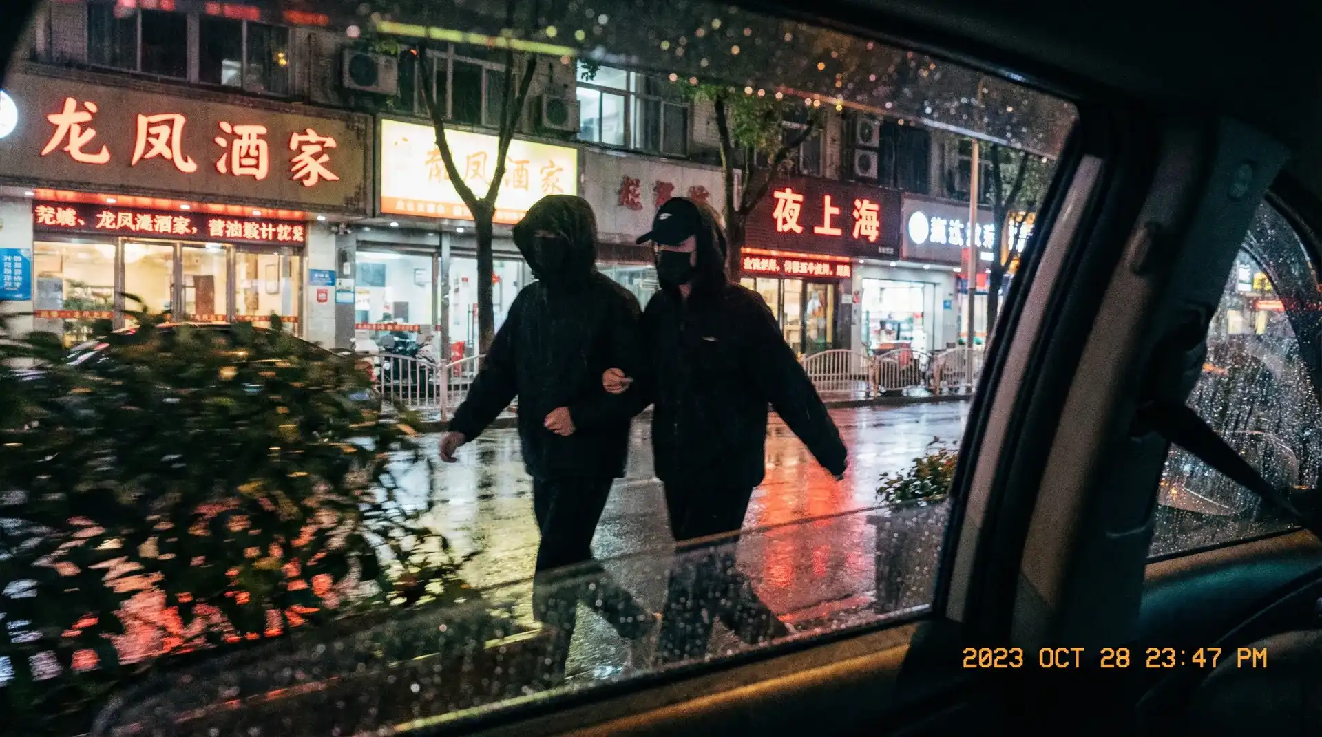 OVA我的妈妈 - 顶流明星深夜密会现场抓拍照片